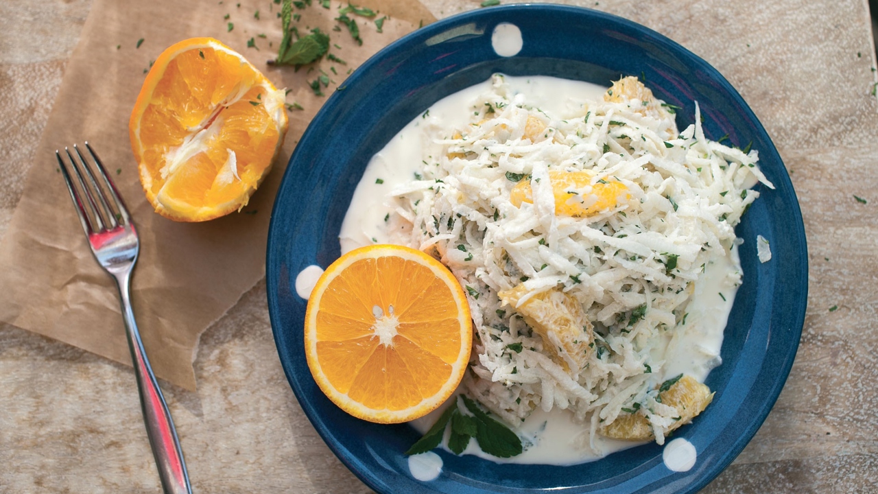 Салат из черной редьки с жареным луком и зеленым горошком