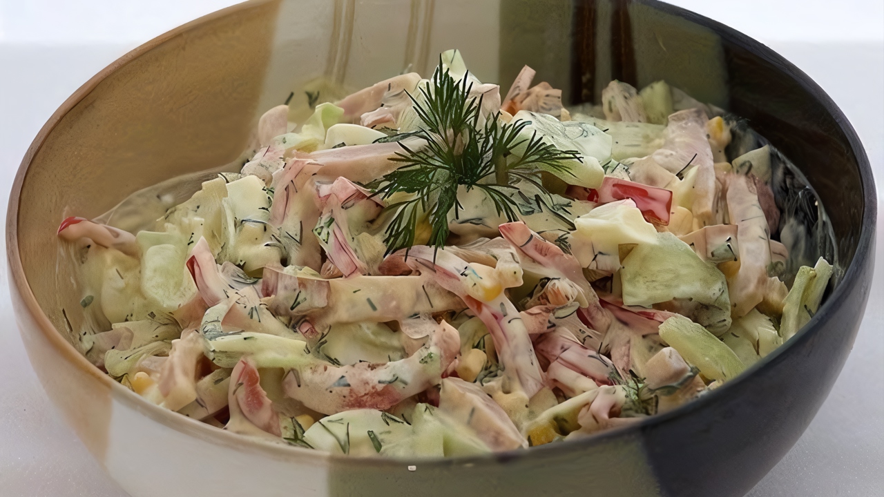 Салат с ветчиной, помидорами, огурцами и маринованным луком