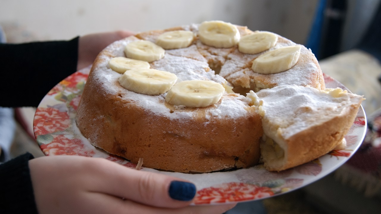 Шарлотка с бананами и вишней