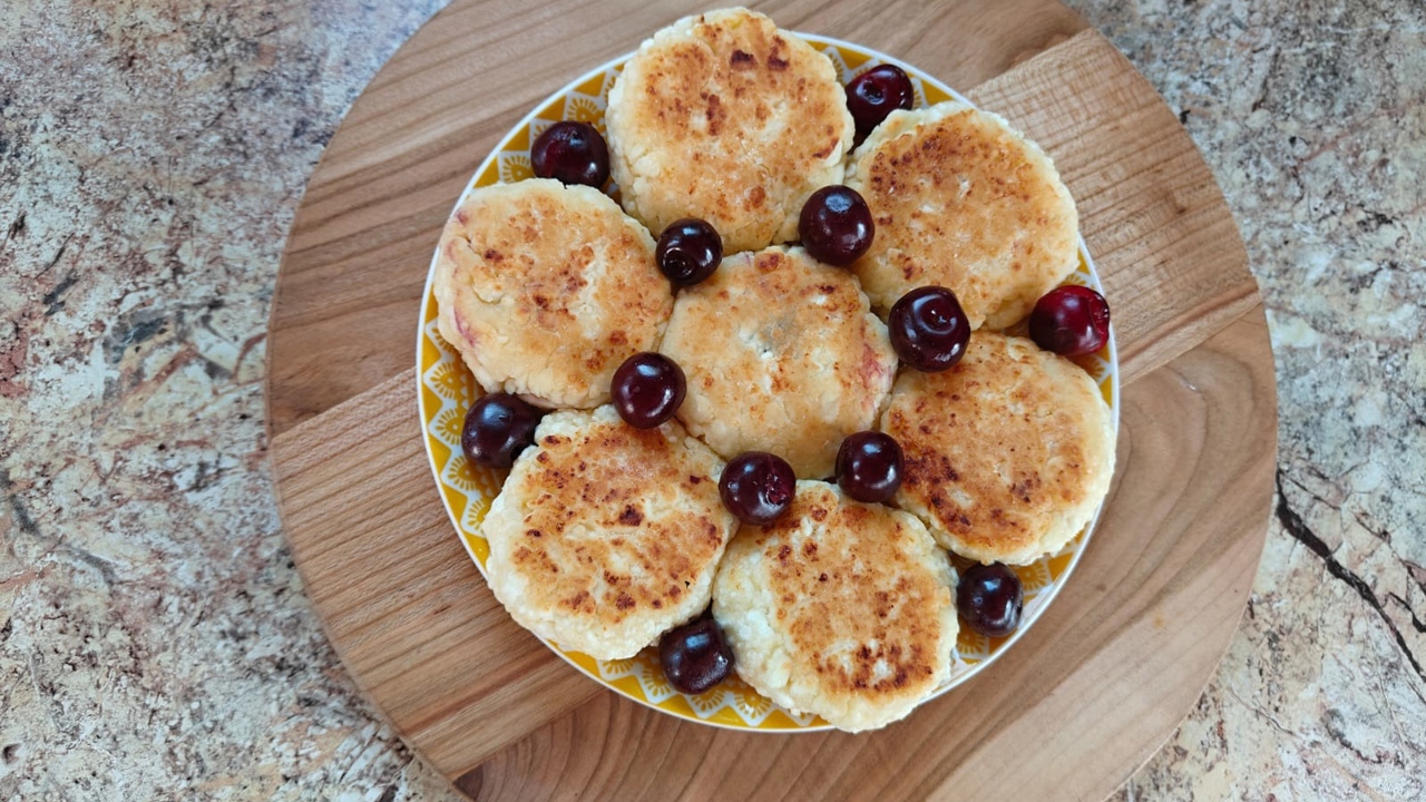 Сырники с вишней, запеченые в духовке