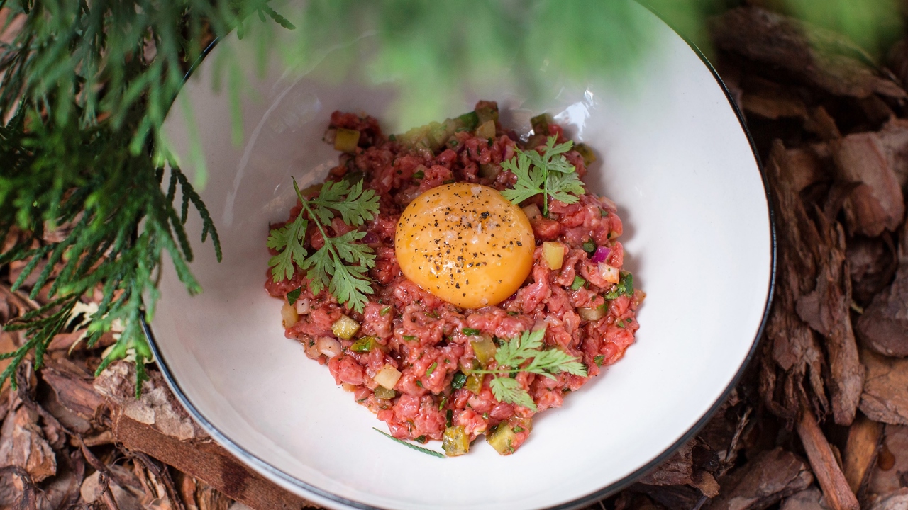 Тартар из говядины с желтком рецепт – Французская кухня: Основные блюда.  «Еда»