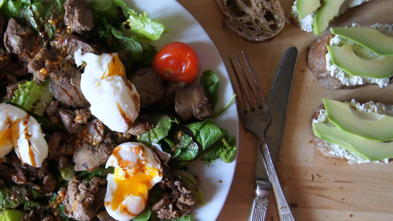 Теплый салат с куриной печенью и яйцами пашот