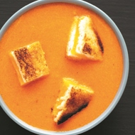 Кроваво-красный томатный суп с сырными гренками
