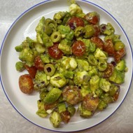 Салат с моцареллой и авокадо