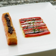 Анчоусы и сладкий перец, маринованные в оливковом масле с перцем, поджаренный хлеб с томатной водой и тапенадом