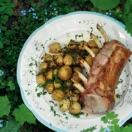 Ариста из свиной корейки с молодой картошкой и травами