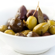 Ароматные оливки и маслины с травами