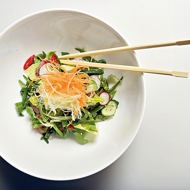 Азиатский салат из говядины с кунжутной заправкой
