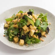 Азиатский салат с хрустящими баклажанами, кинзой  и арахисом