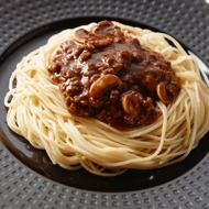 Бефстроганов из куриной грудки под сливочным соусом, с грибами и спагетти