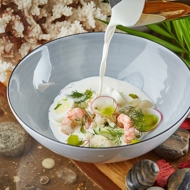 Белая окрошка с морепродуктами, копченой треской и овощами