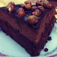 Бисквитный шоколадный торт с карамелизованным фундуком