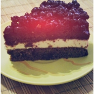 Бисквитный торт с желе из черной смородины