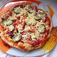 Быстрая пицца с колбасой и овощами