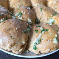 Булочки с морковью на сыворотке с чесночным маслом