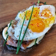 Бутерброд с перепелиным яйцом