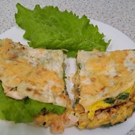 Быстрый завтрак из лаваша и яиц, со шпинатом и куриной грудкой