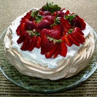 Десерт «Павлова» со свежими ягодами