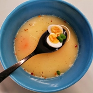 Куриный суп с перепелиными яйцами и перцем чили