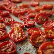 Домашние вяленые помидоры с чесноком и розмарином
