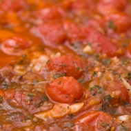 Домашний итальянский томатный соус с базиликом
