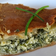 Древнеримский пирог с сыром фета и зеленым луком