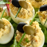 Фаршированные яйца с каперсами и анчоусами по-средиземноморски
