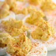 Фаршированные яйца с паприкой