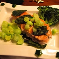 Филе лосося с огурцом и фритированными листьями шалфея