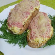 Горячие бутерброды с яйцом, колбасой и сыром