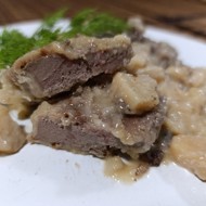 Говяжья печень тушеная с айвой