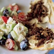 Греческий салат с тортильями и телятиной