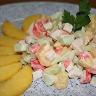 Грибной салат с ананасами и крабовым мясом