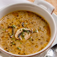 Грибной суп на бульоне из индейки с чесноком и зеленью