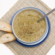 Холодный крем-суп с зеленым горошком и цукини по-средиземноморски
