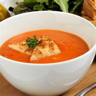 Холодный суп из красных перцев с базиликом и крутонами
