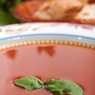 Холодный суп из томатов с базиликом