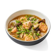 Холодный мисо-суп с лососем, шиитаке и бобами эдамамэ