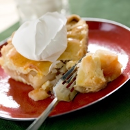 Имбирно-абрикосовый пирог с орехами и сливочной глазурью