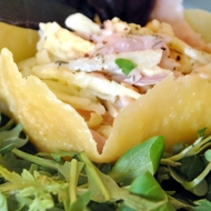 Итальянский салат с копченой курицей в сырной корзинке