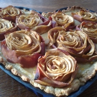 Яблочный пирог, украшенный розами, с заварным кремом