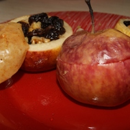 Яблоки, запеченные с изюмом и орехами
