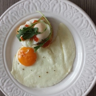 Яйца пашот на тостах с красной икрой и рукколой