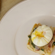 Яйцо пашот с белой спаржей и голландским соусом