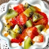 Йогуртовый десерт с фруктами