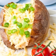Картофель в мундире, фаршированный луком-пореем и сырами