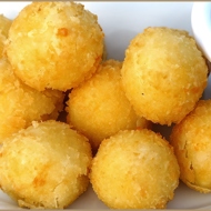 Картофельные шарики с двумя видами сыра