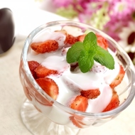 Клубника с мятным йогуртом