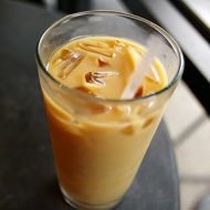Кофейно-сливочный коктейль с самбукой