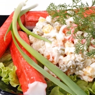 Крабовый салат с кукурузой и зеленым горошком